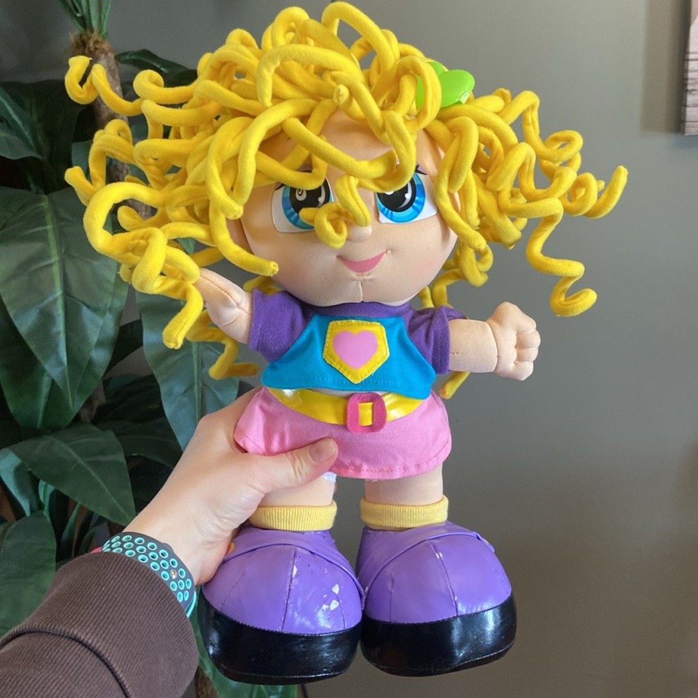 Vintage 2002 Curly Q's Stacey Stylin With Crazy Bendable Curls Play Along Doll